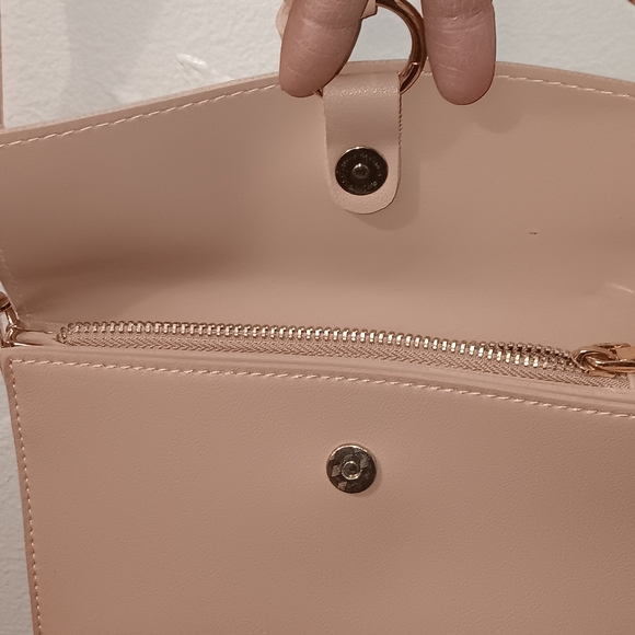 Elegant Pink Crossbody Bag - Picture 3 of 6